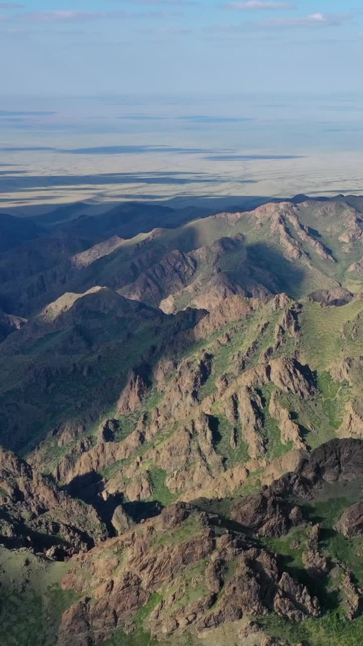 蒙古国尤尔山谷山脉鸟瞰图视频素材