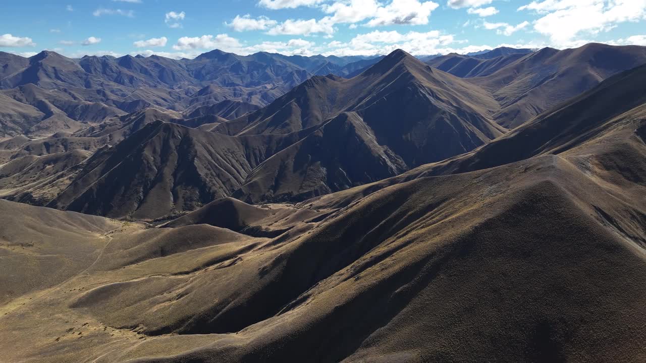 美丽的一天，在新西兰的林迪斯山口。高山风光，无人机全景，景观。视频素材