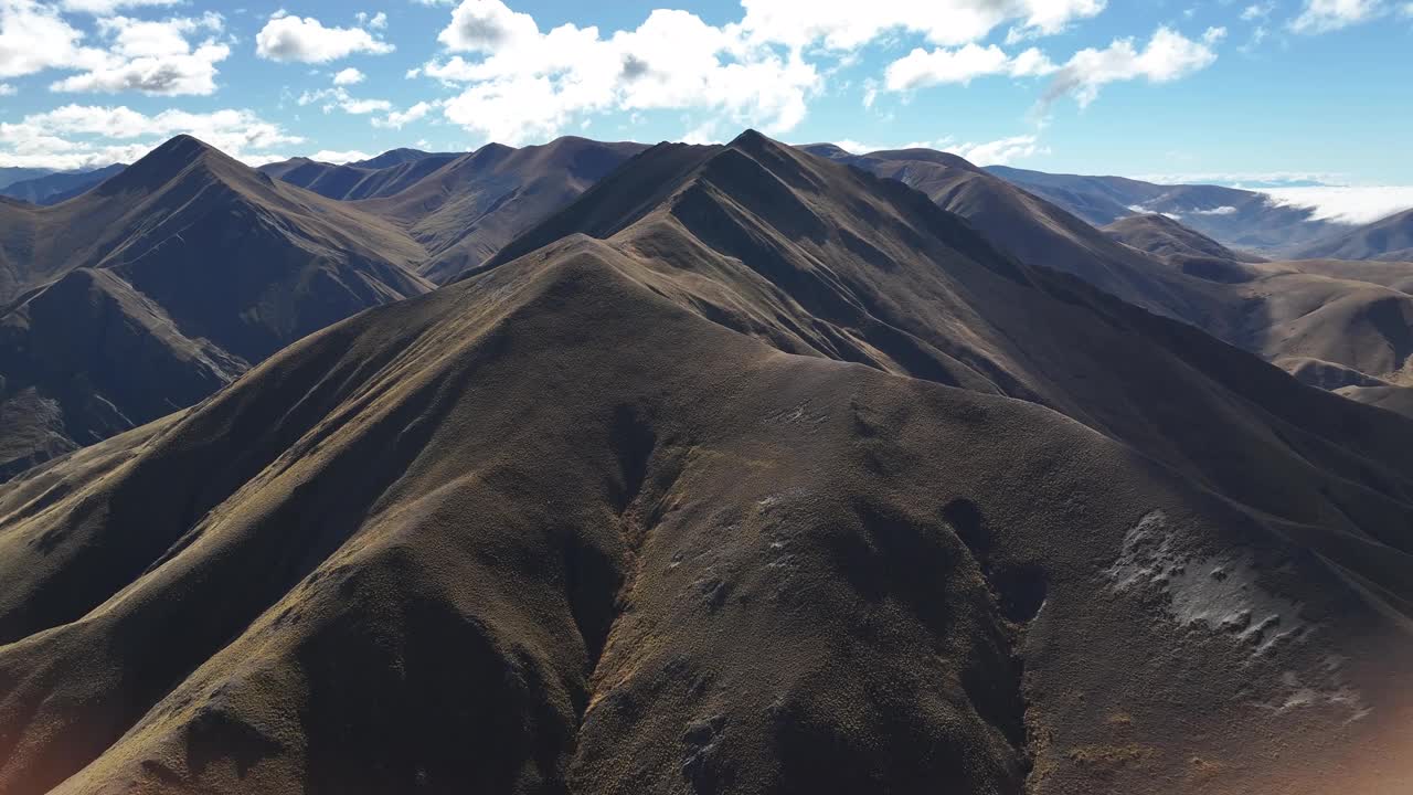 林迪斯山口山峰高耸，新西兰高山风光秀丽，阳光明媚。空中无人机视频素材