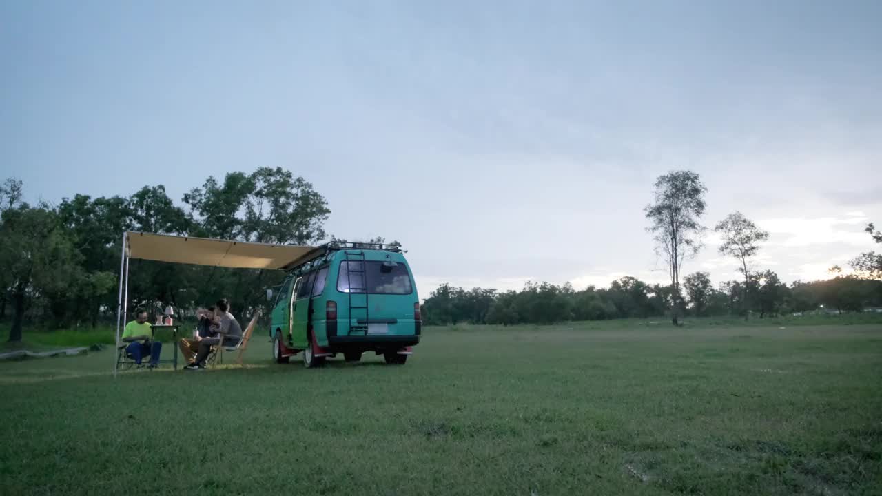 一群年轻的亚洲朋友开着露营车一起在森林里旅行视频下载