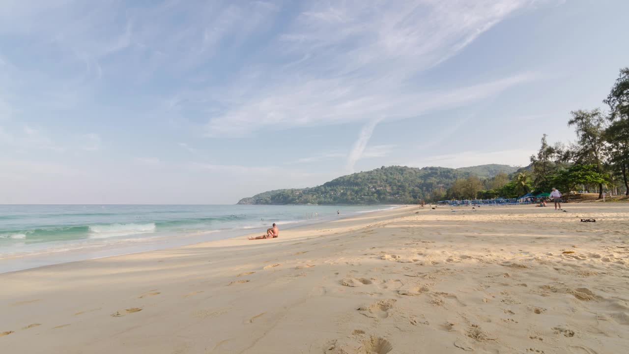 延时热带白沙平滑的海滩，平静的大海和日出清澈的蓝天背景，拥挤的人们在热带白沙海滩上放松视频素材