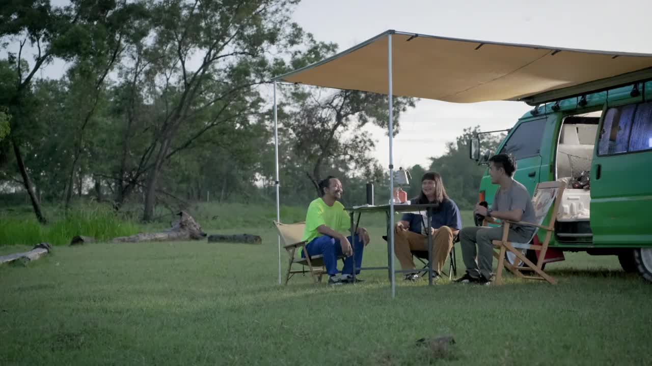 一群年轻的亚洲朋友开着露营车一起在森林里旅行视频下载