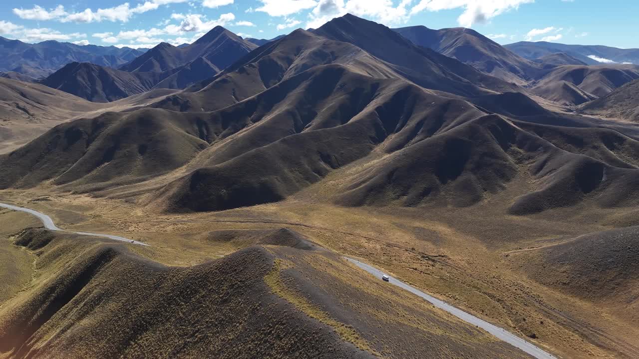 林迪斯山口，新西兰。自然景观优美，山势高峻，公路风景优美。航拍全景视频素材