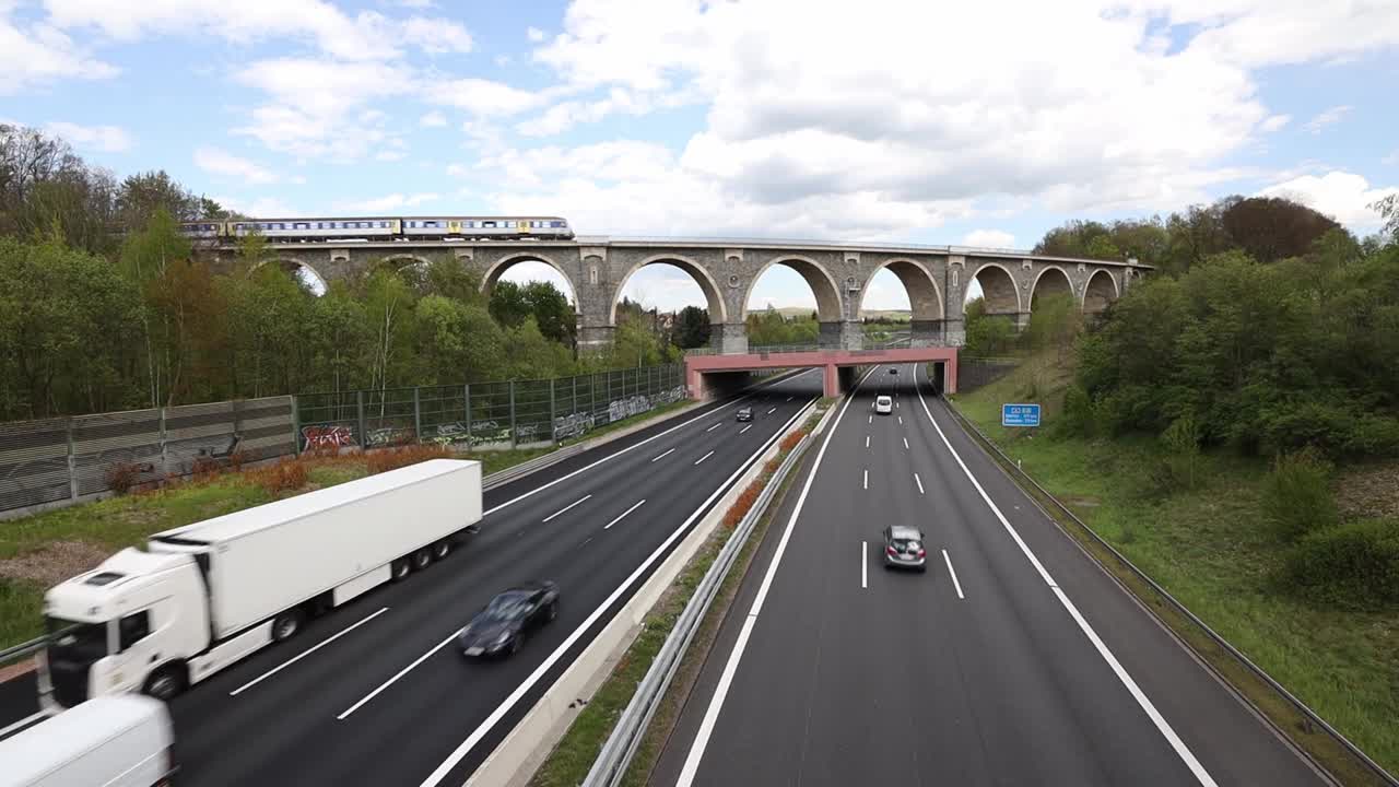 视频:历史悠久的铁路高架桥和火车，穿越德国A4高速公路(在开姆尼茨-米特和Chemnitz-Glösa之间，萨克森)视频下载