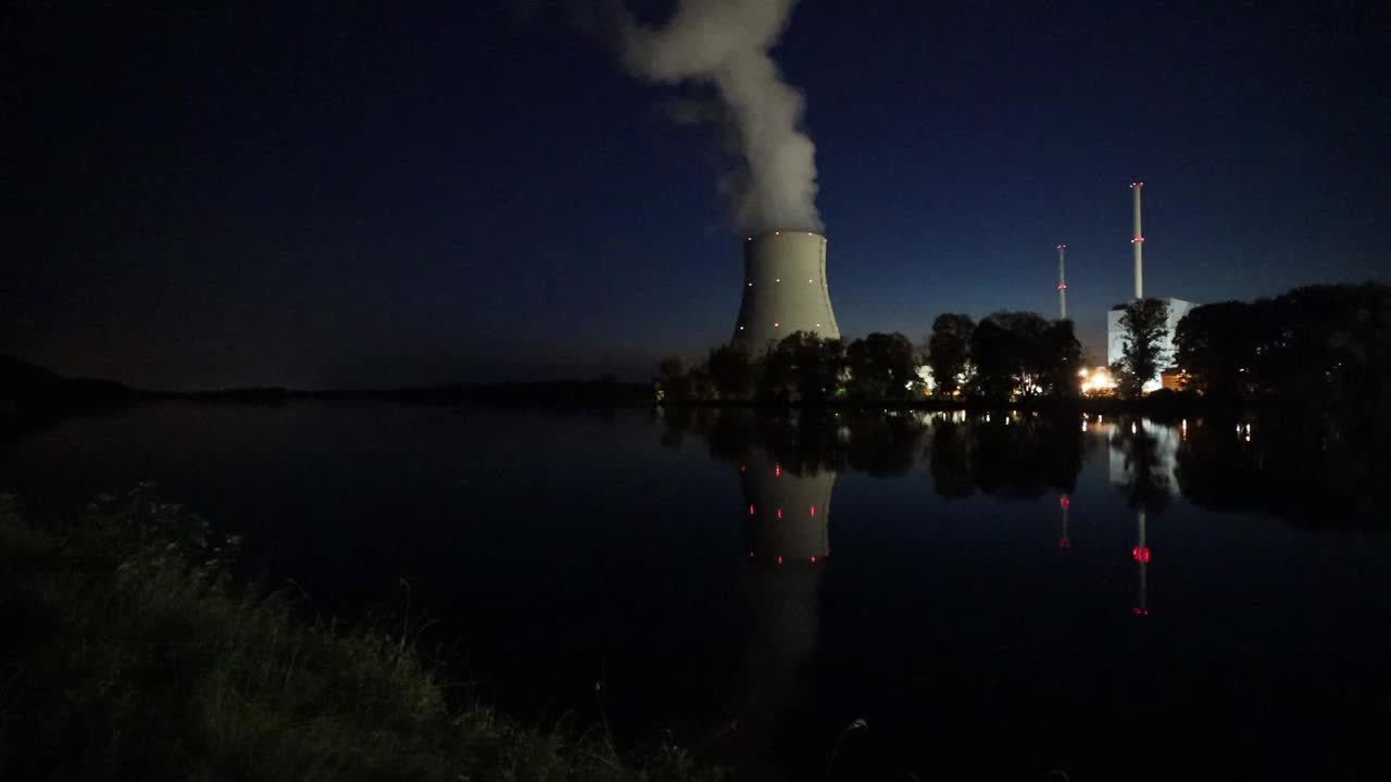 视频:夜间冒着烟的冷却塔和核电站视频下载