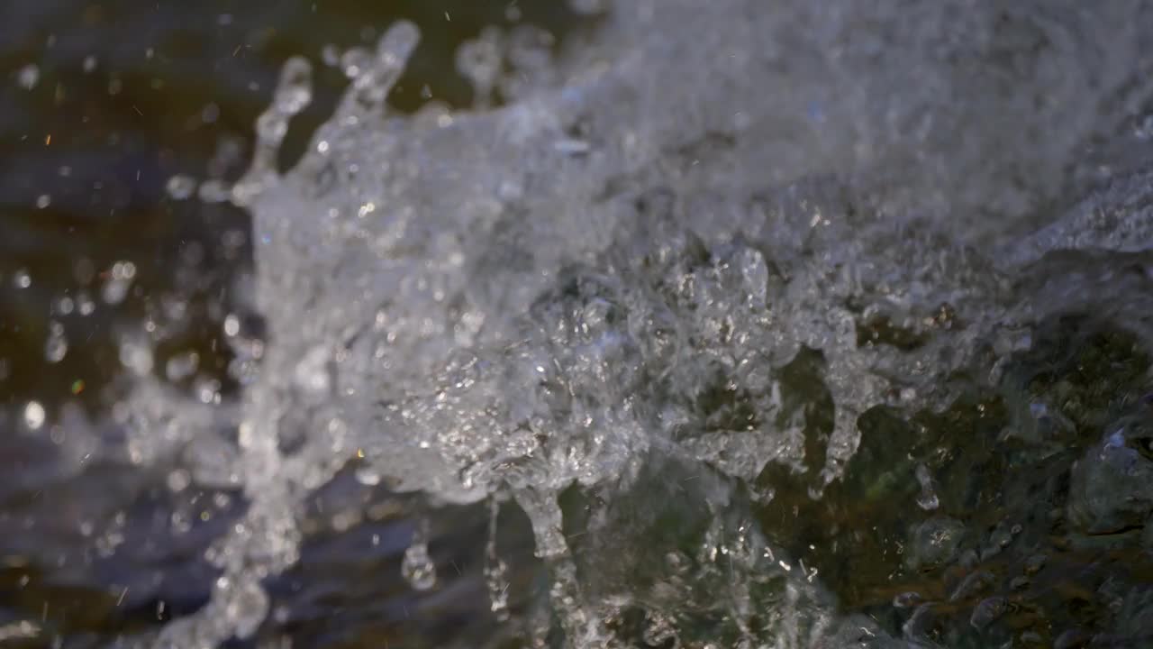 激流封闭飞溅的水视频素材