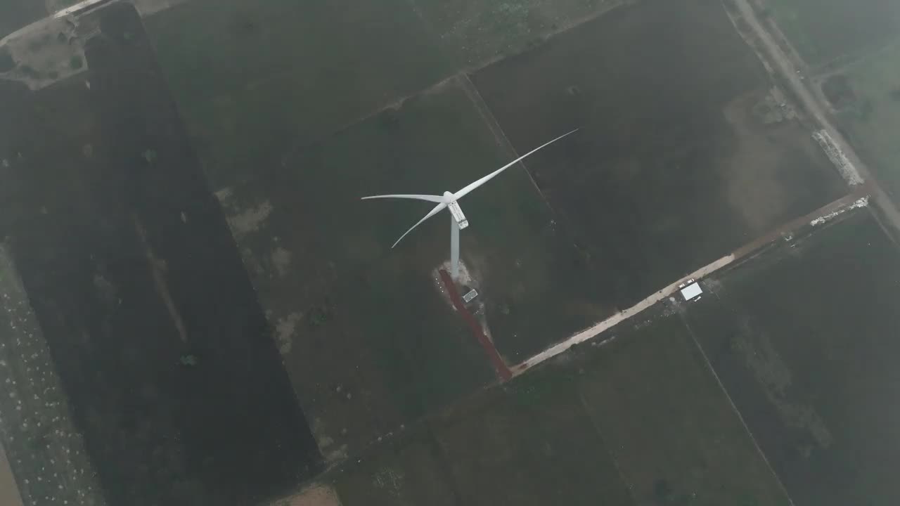 在雾蒙蒙的早晨，印度风力涡轮机农场的4K空中无人机视图- 4K印度无人机库存视频视频素材