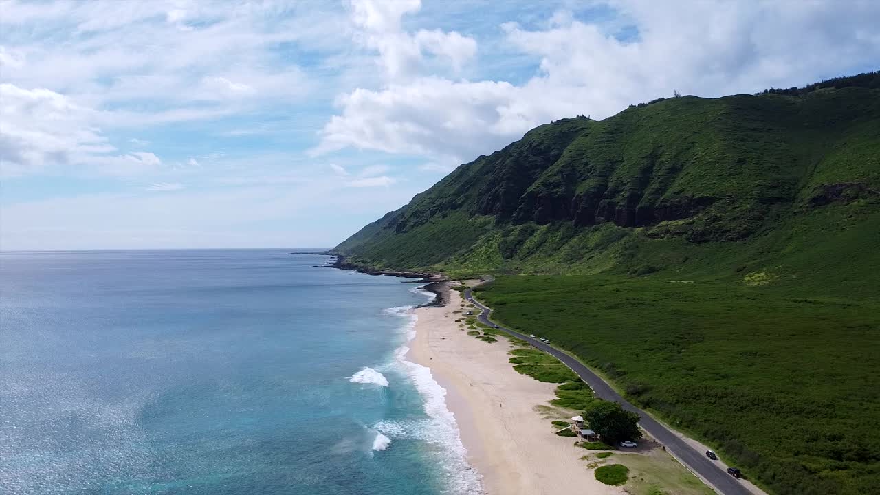 无人机拍摄的海浪冲击夏威夷海滩的画面视频素材