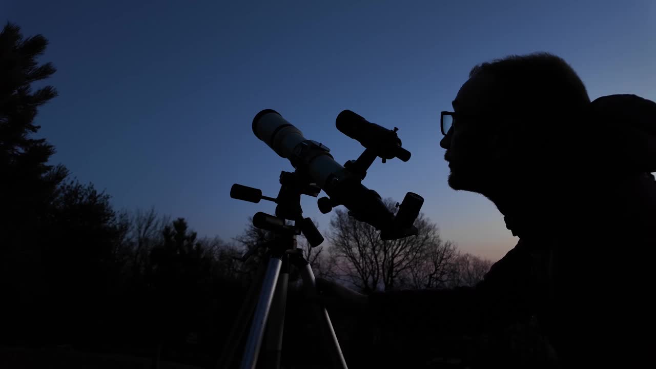 业余天文爱好者用望远镜观察夜空，观察行星、恒星、月亮和其他天体。视频素材