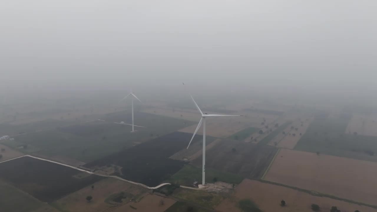 在雾蒙蒙的早晨，印度风力涡轮机农场的4K空中无人机视图- 4K印度无人机库存视频视频下载