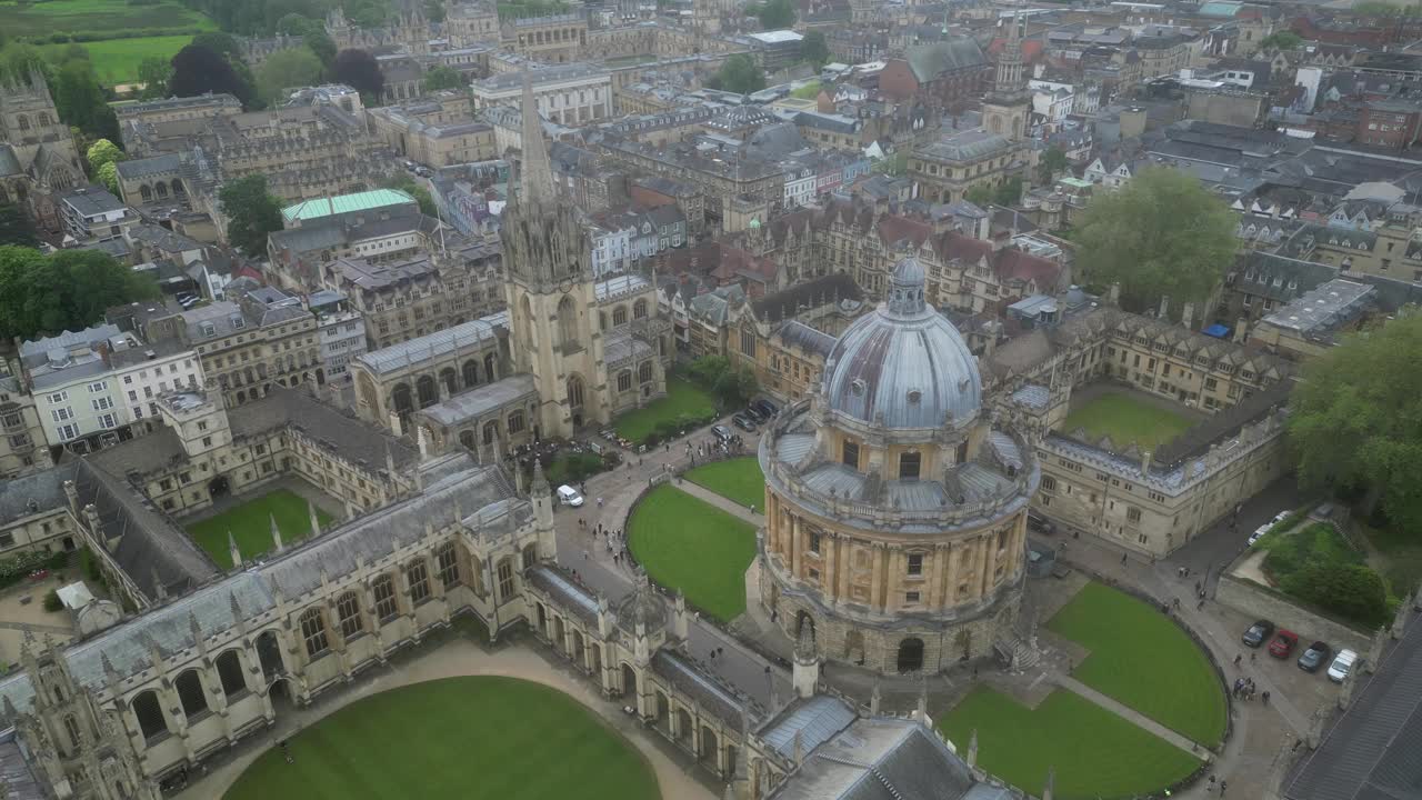 牛津，英国。大学图书馆鸟瞰图。非凡的大学校园建筑-从上面看。高品质4k画面视频素材