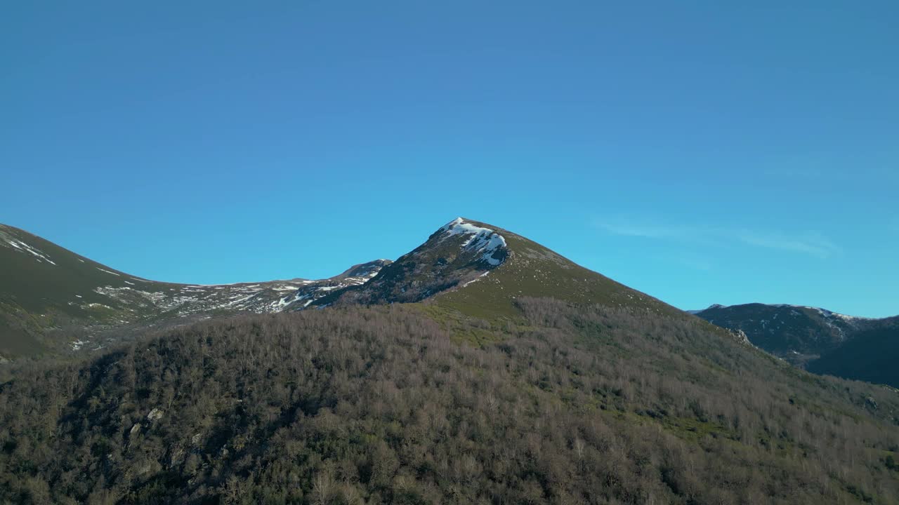 在西班牙加利西亚卢戈，无人机拍摄的蓝天下的青山鸟瞰图视频素材