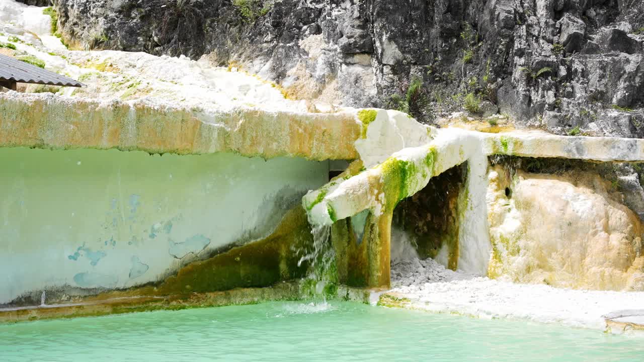 Sipoholon温泉是塔帕努里的温泉。视频下载