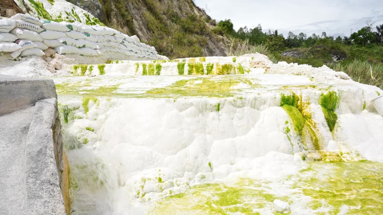 Sipoholon温泉是塔帕努里的温泉。视频素材