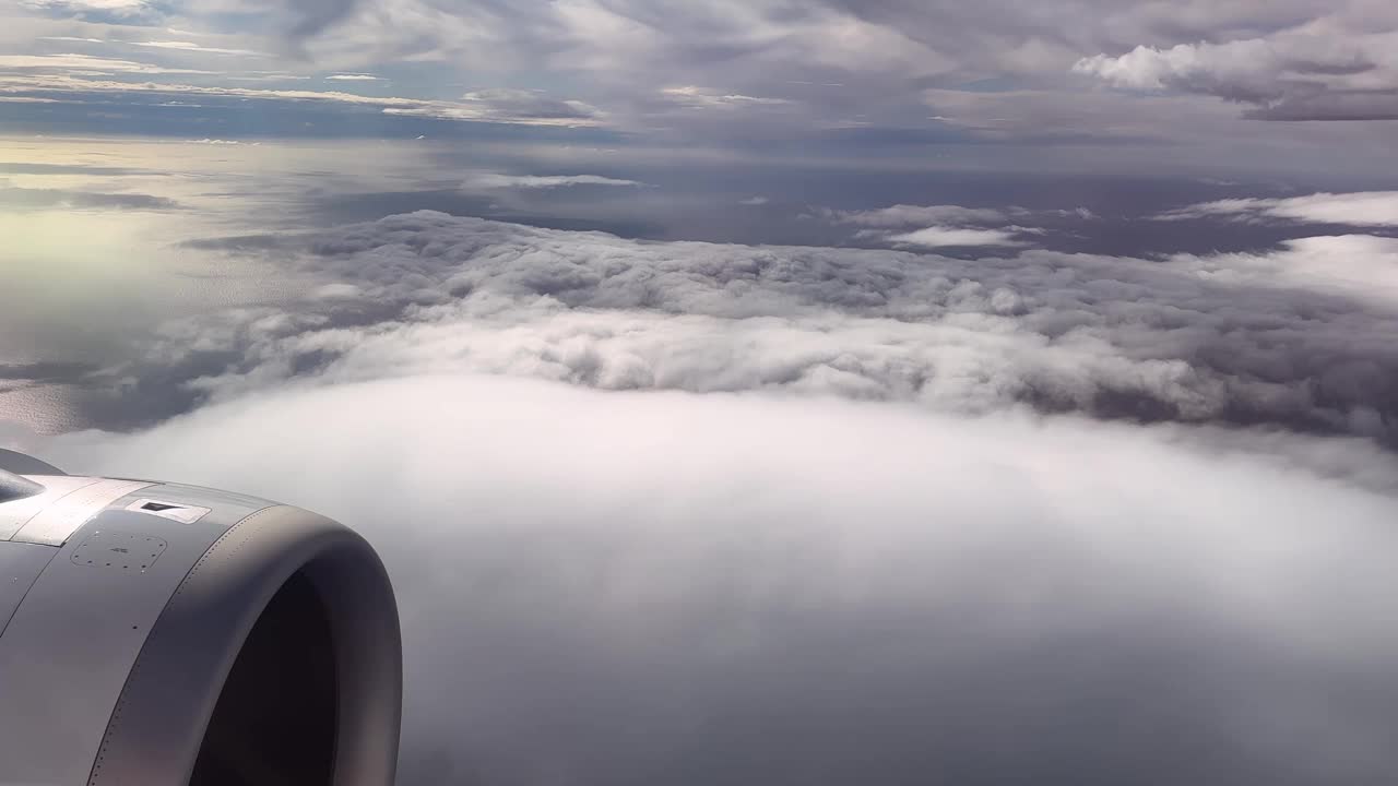 透过朴素的窗户看到美丽的天空，白云。大自然美景，旅行理念视频下载