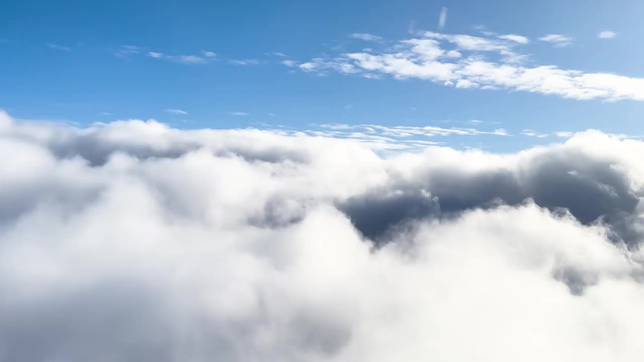 蓝天与云的背景。鸟瞰蓝天白云。在移动的云景中飞行。云的纹理。全景。云在移动。云的纹理。从上面看视频下载