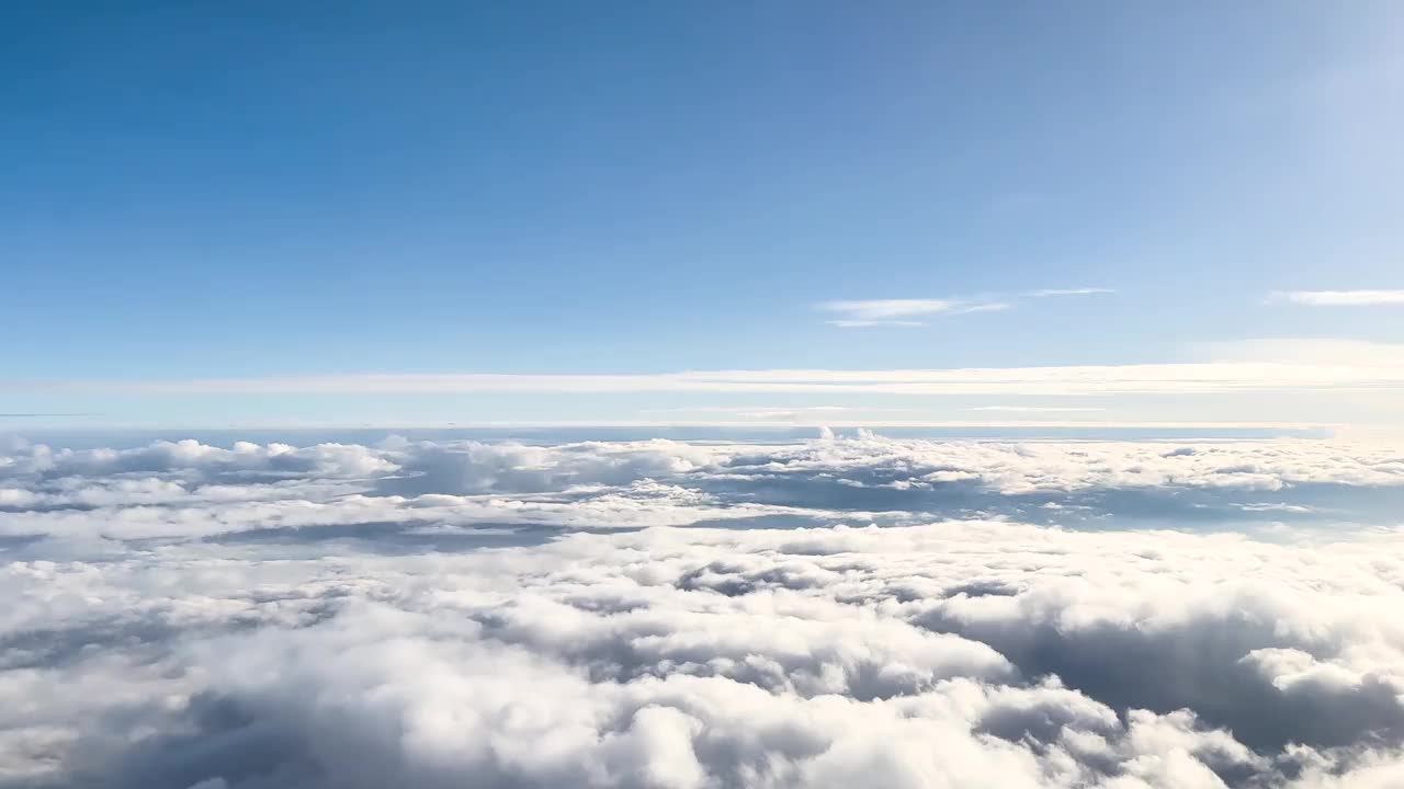 蓝天与云的背景。鸟瞰蓝天白云。在移动的云景中飞行。云的纹理。全景。云在移动。云的纹理。从上面看视频素材