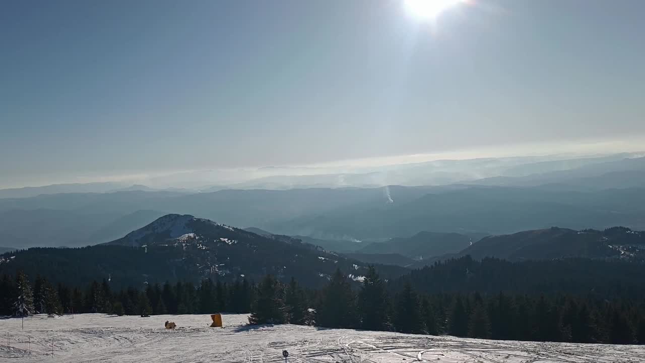 滑雪胜地美丽的山景，从上面拍摄的视频下载