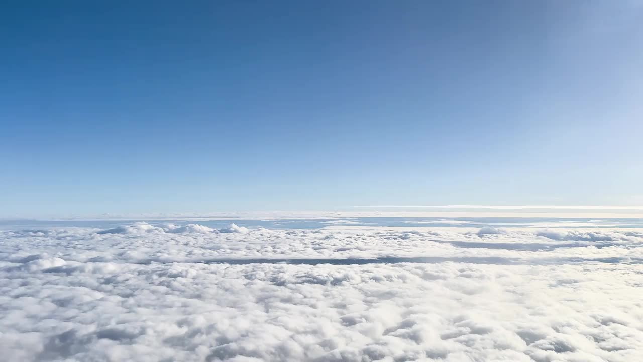 蓝天与云的背景。鸟瞰蓝天白云。在移动的云景中飞行。云的纹理。全景。云在移动。云的纹理。从上面看视频素材