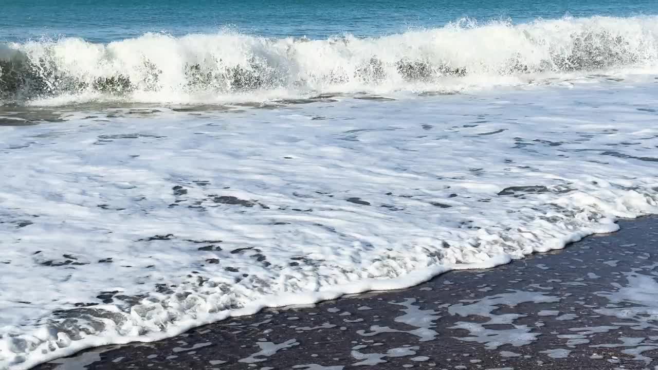 美丽的蓝色大海和巨大的平静的波浪与泡沫。海浪拍打着海上的鹅卵石。翻滚的海浪。夏日天堂海滩背景。强大的海浪视频下载