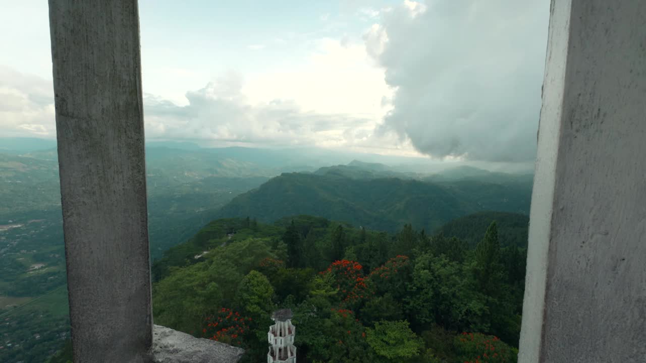 从古塔上看青山。行动。从历史悠久的塔上俯瞰青山美景。青山古塔游客观景台视频素材
