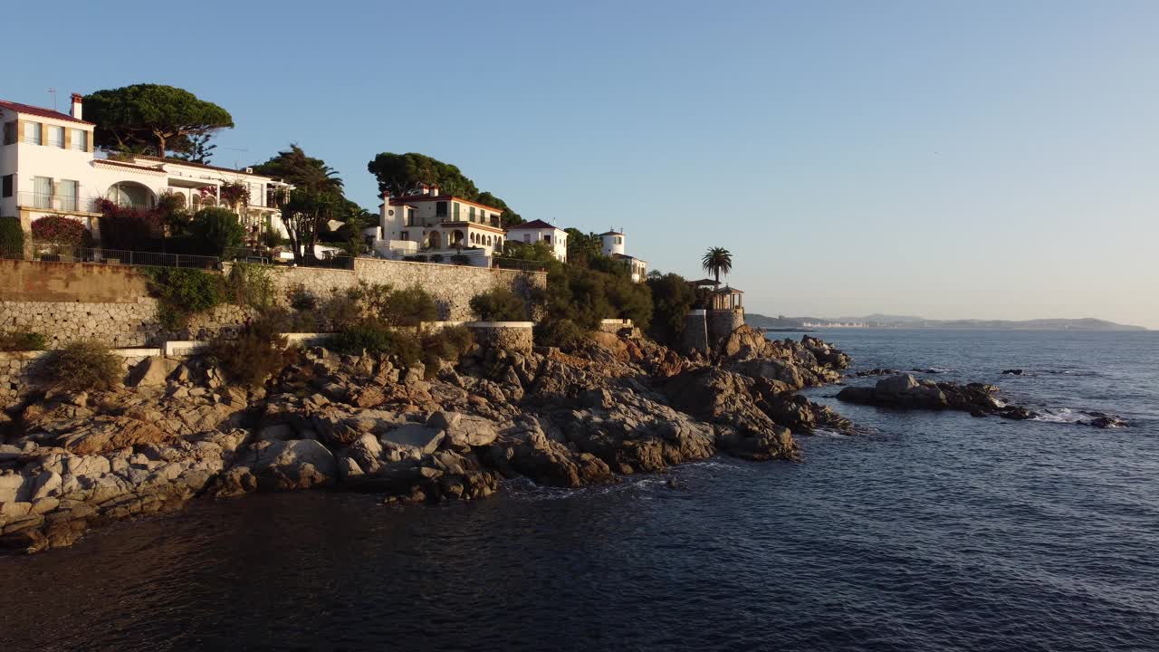 令人惊叹的日出海景(西班牙加泰隆尼亚布拉瓦海岸海岸线)视频下载