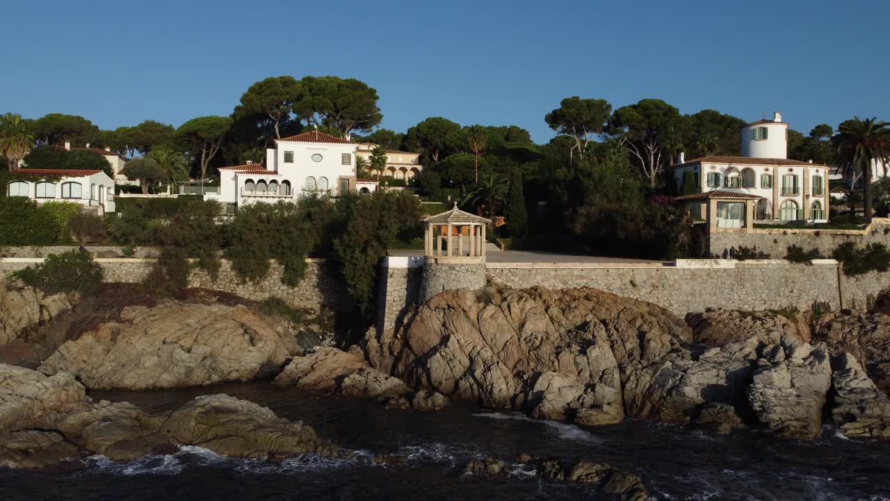 凉亭前的大海用无人机俯瞰地中海。观景台位于camí de Ronda(布拉瓦海岸海岸线，加泰罗尼亚，西班牙，阿加罗)视频素材