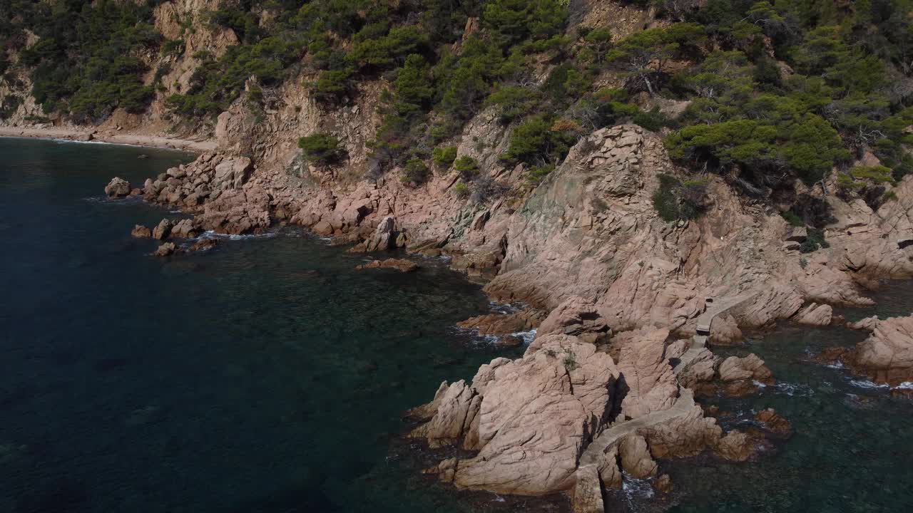 地中海一条破损人行道的无人机视图。清澈的水在Camí de Ronda, Santa Cristina de Aro, Costa Brava，加泰罗尼亚，西班牙。视频下载