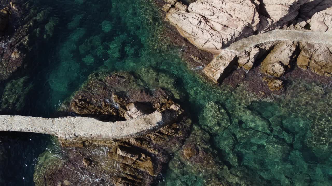 罗萨马岛礁石上破碎的走道鸟瞰图。清澈的水在Camí de Ronda, Santa Cristina de Aro, Costa Brava，加泰罗尼亚，西班牙。视频下载