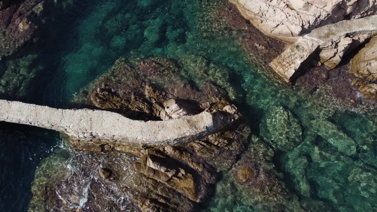 地中海一条破损人行道的无人机视图。清澈的水在Camí de Ronda, Santa Cristina de Aro, Costa Brava，加泰罗尼亚，西班牙。视频下载