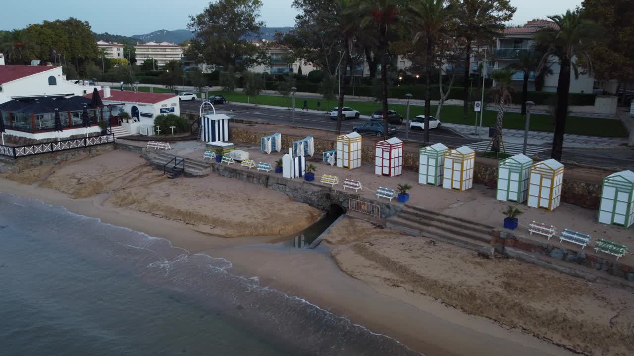 日落时分，海滩上的浴池小屋。布拉瓦海岸的海滩视频下载