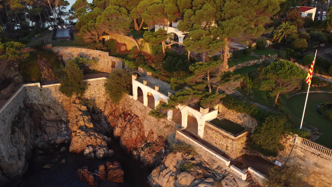 隧道-地中海前日落时的观景。位于camí de Ronda，从S'Agaró到Sa Conca(哥斯达黎加布拉瓦海岸线，加泰罗尼亚，圣阿加罗)视频下载