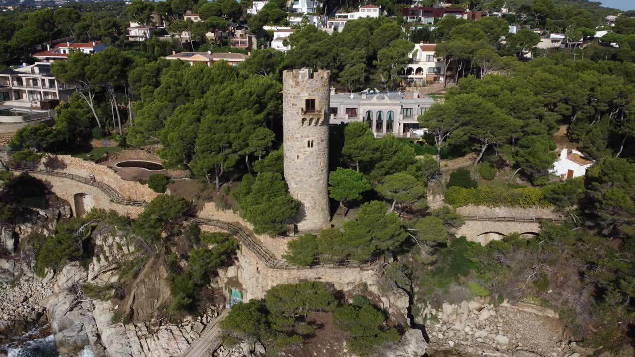 防御塔Torre dels perpiny<e:1> Cala del 'Embarcador内的Cami de Ronda路径，布拉瓦海岸，加泰罗尼亚视频素材