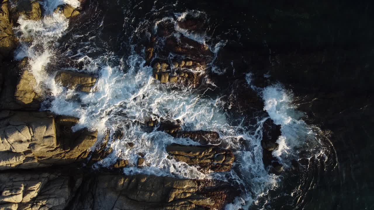 空中海岸点岩石美丽的波浪地中海。经济就是旅游业。美丽清澈湛蓝的大海。岩石的悬崖。视频下载