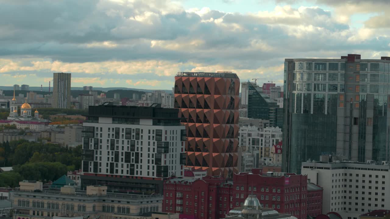 现代建筑和城市立面的俯视图。资料片。现代高层建筑之间的城市美景。美丽的现代城市建筑与绿色景观的背景视频素材
