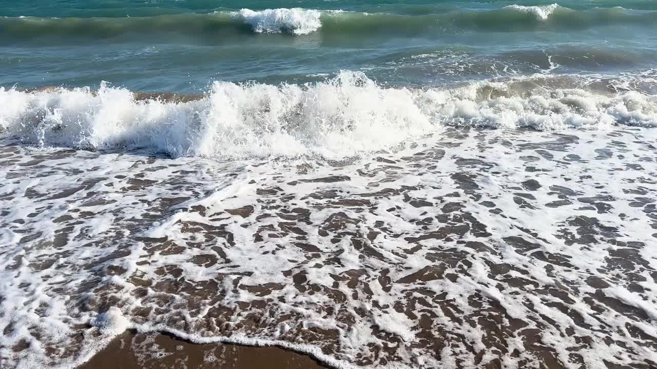 美丽的蓝色大海和巨大的平静的波浪和泡沫。海浪拍打着海上的鹅卵石。翻滚的海浪。夏日天堂海滩背景。强大的海浪视频下载