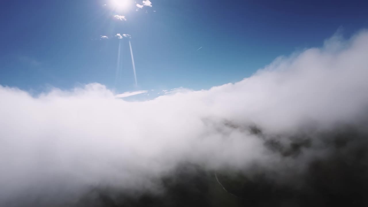 真正的飞行在云从驾驶舱第一人称视角。在晴朗的天气里云游。透过云层飞行的鸟瞰图视频素材