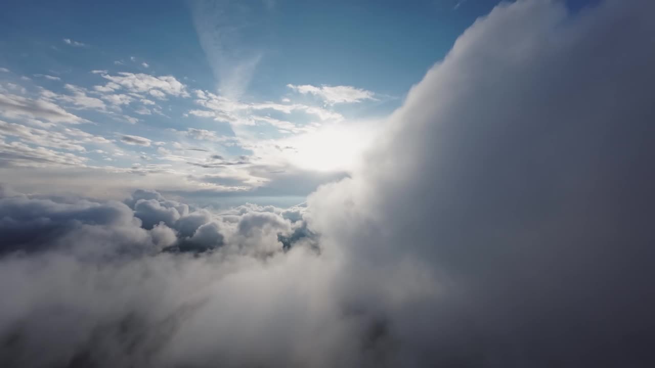 在云层之上飞翔。日落前飞行员在真实飞行中的视角。迷人的眼神。独特的外观。cloudscape视频素材