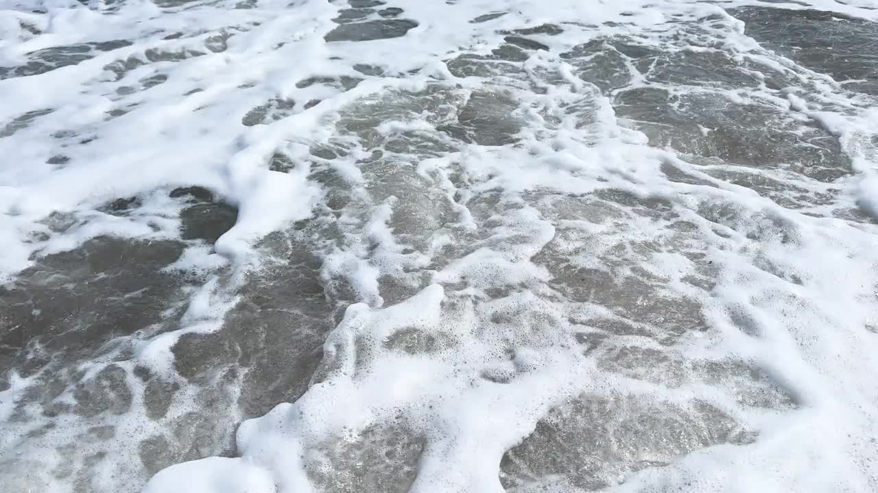 有泡沫的平静巨浪。海浪拍打着海上的鹅卵石。翻滚的海浪。夏日天堂海滩背景。强大的海浪视频素材