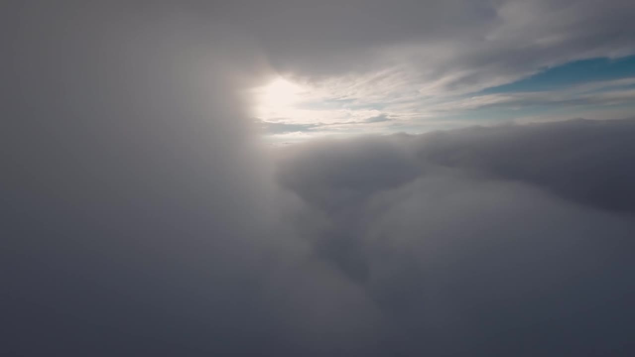 平稳地在云层上飞行。日落前飞行员在真实飞行中的视角。迷人的眼神。独特的外观视频素材