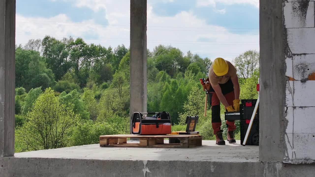 在建筑上工作的建筑承包商工人视频素材