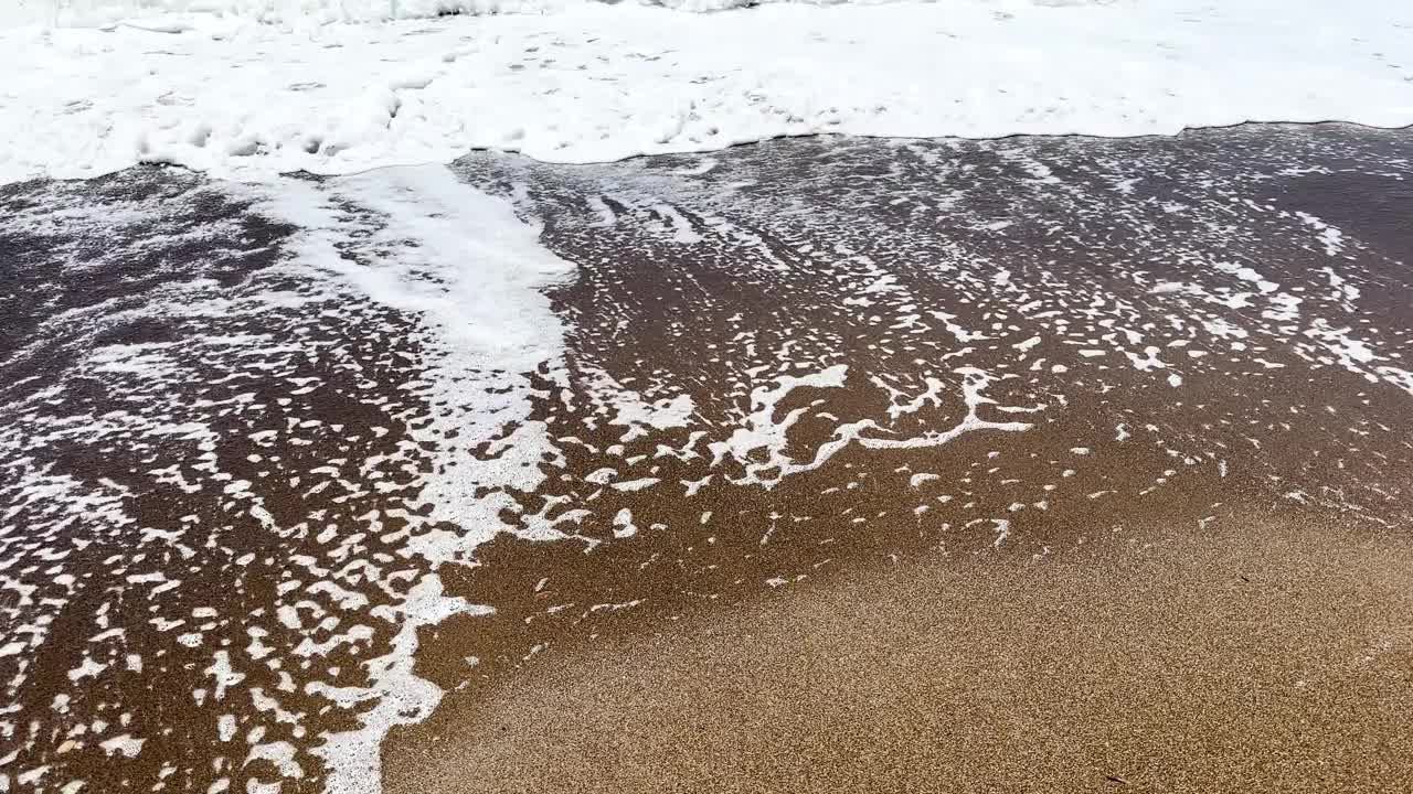 有泡沫的平静巨浪。海浪拍打着海上的鹅卵石。翻滚的海浪。夏日天堂海滩背景。强大的海浪视频下载