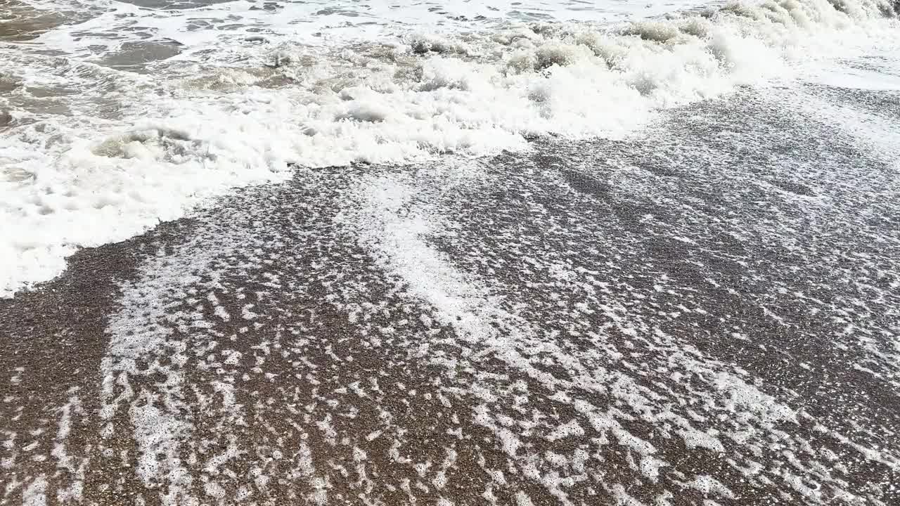 美丽的蓝色大海和巨大的平静的波浪和泡沫。海浪拍打着海上的鹅卵石。翻滚的海浪。夏日天堂海滩背景。强大的海浪视频素材