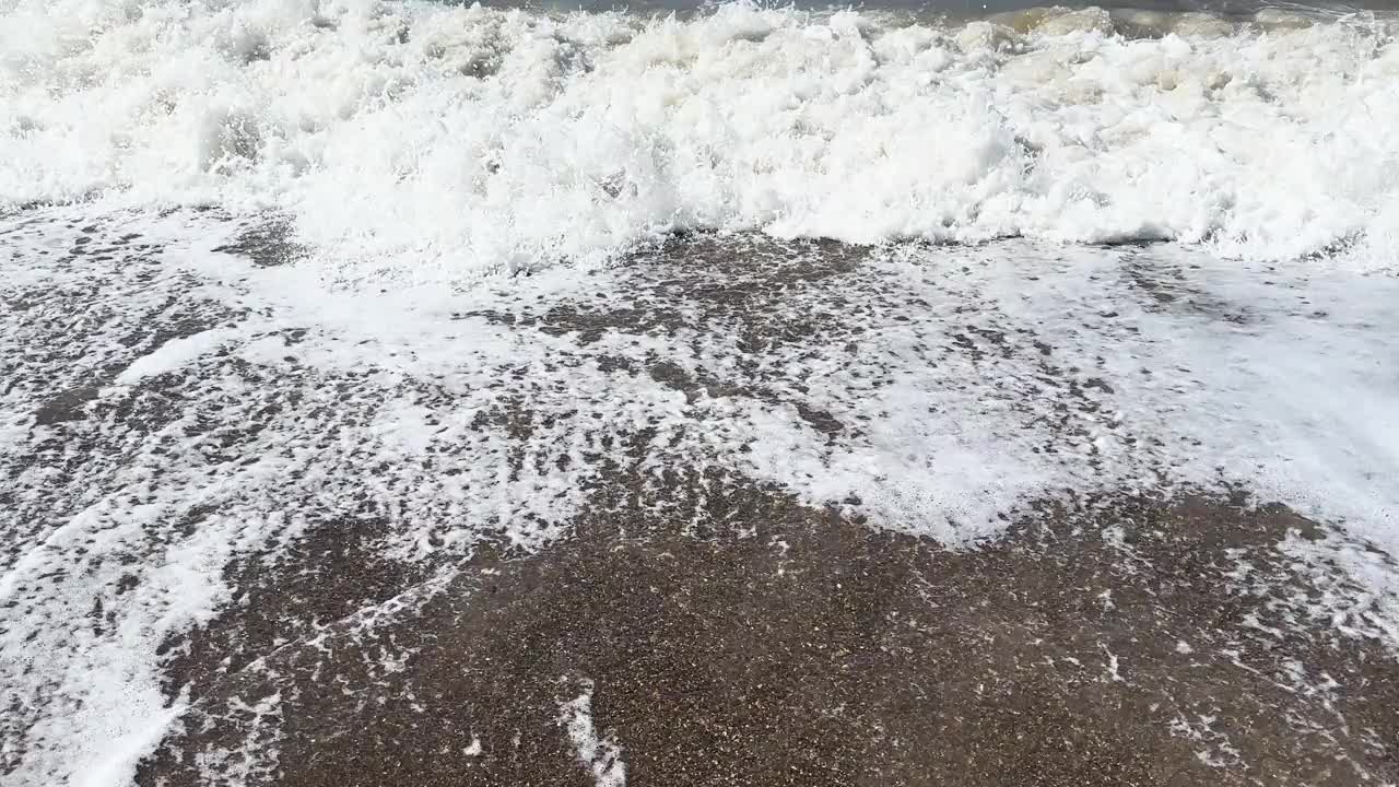 美丽的蓝色大海和巨大的平静的波浪和泡沫。海浪拍打着海上的鹅卵石。翻滚的海浪。夏日天堂海滩背景。强大的海浪视频下载