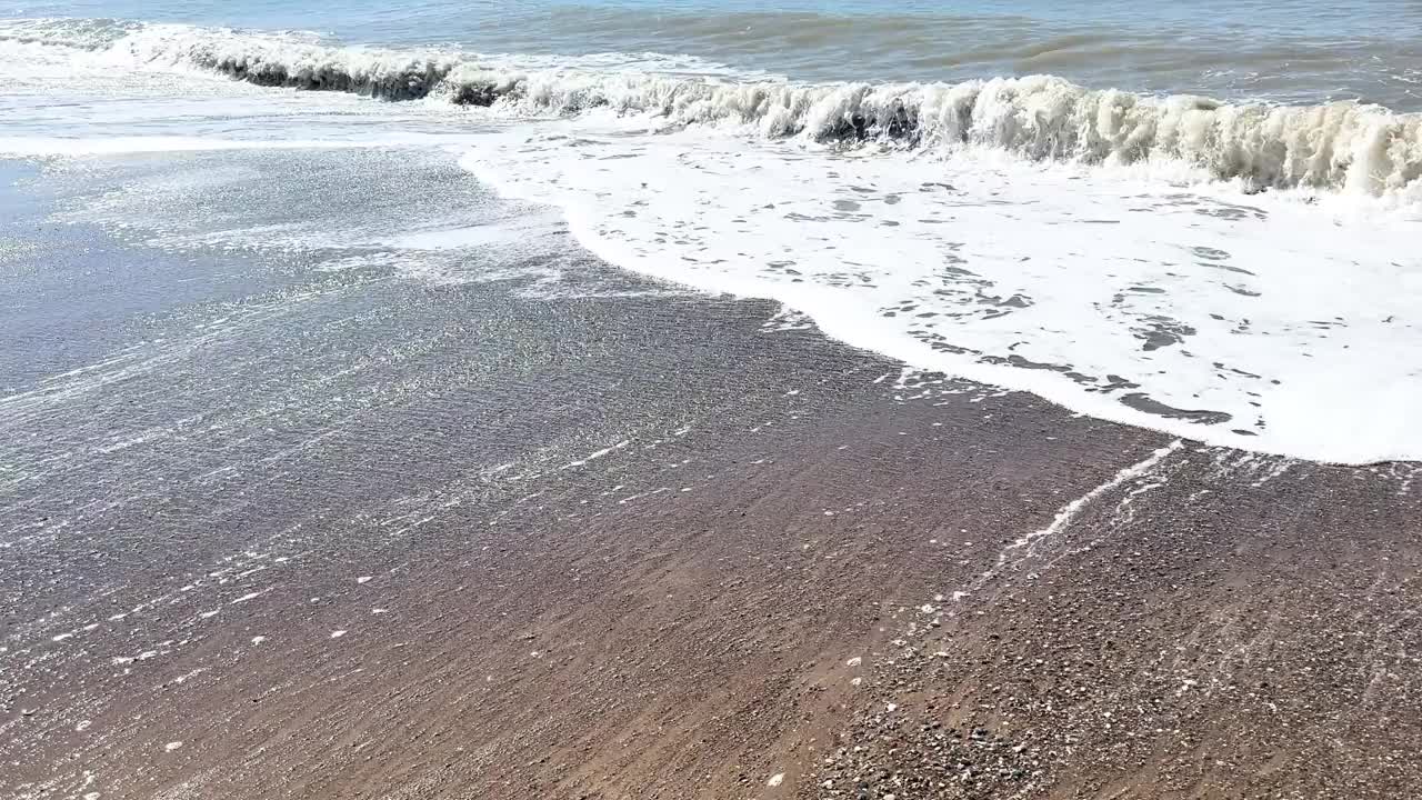 美丽的蓝色大海和巨大的平静的波浪和泡沫。海浪拍打着海上的鹅卵石。翻滚的海浪。夏日天堂海滩背景。强大的海浪视频下载