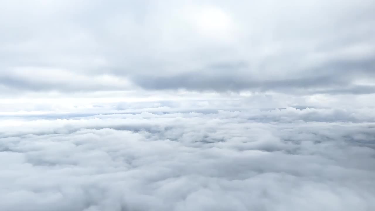 蓝天与云的背景。鸟瞰蓝天白云。在移动的云景中飞行。云的纹理。全景。云在移动。云的纹理。从上面看视频素材