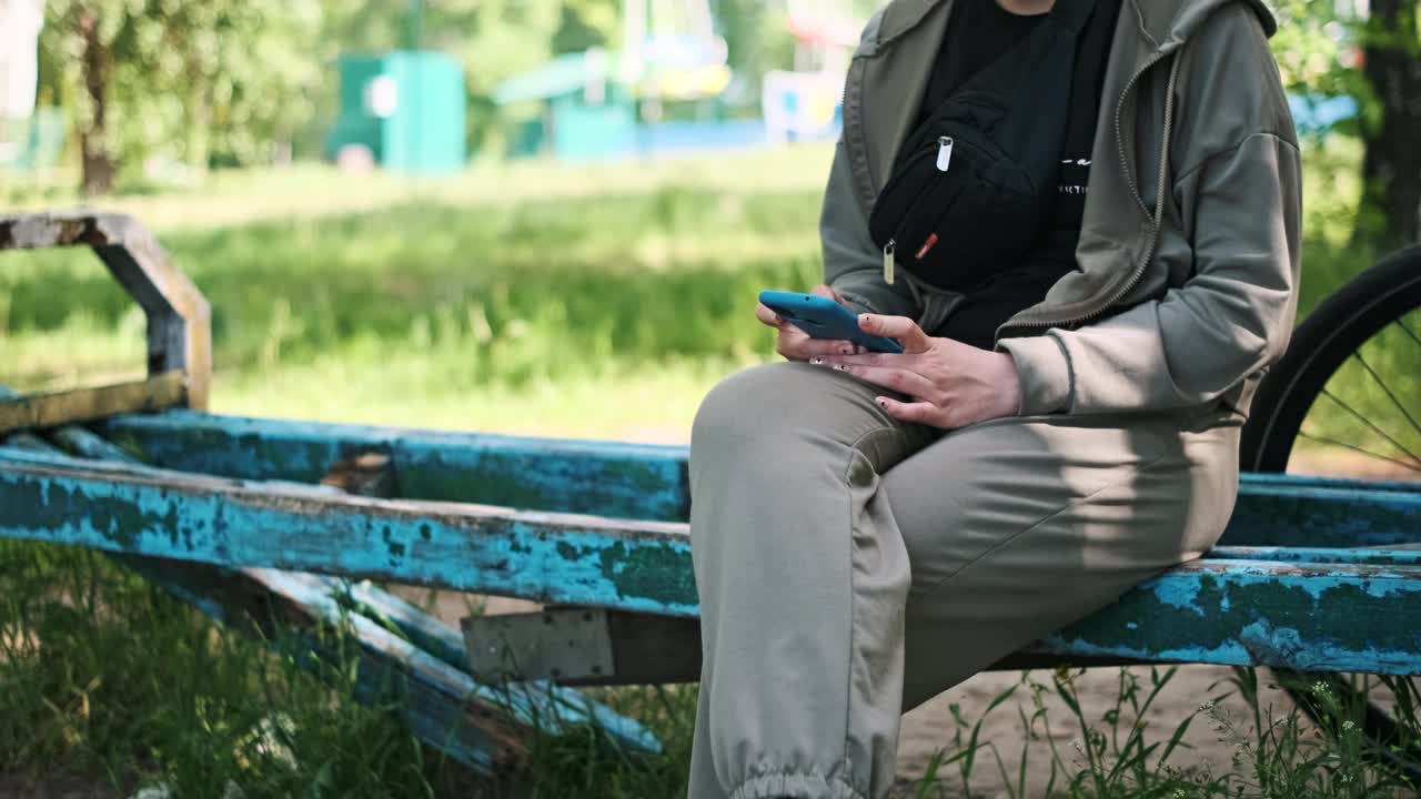女子在公园用智能手机视频素材