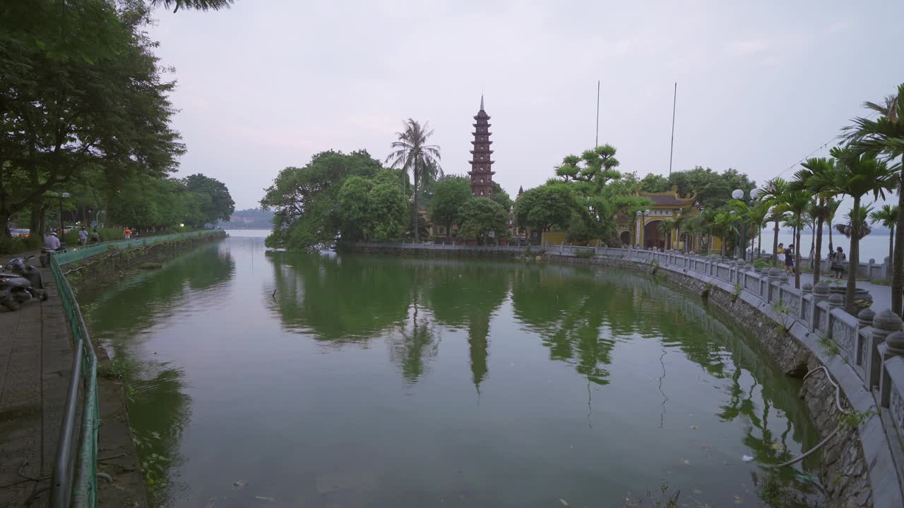 陈国寺宝塔。越南河内市区的旅游景点地标。视频素材