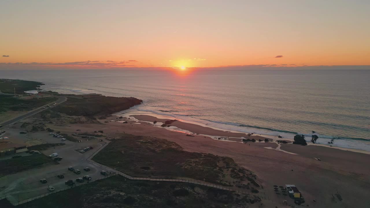 宁静的大海，傍晚的天空，鸟瞰。夕阳照亮了风景宁静的海岸视频素材