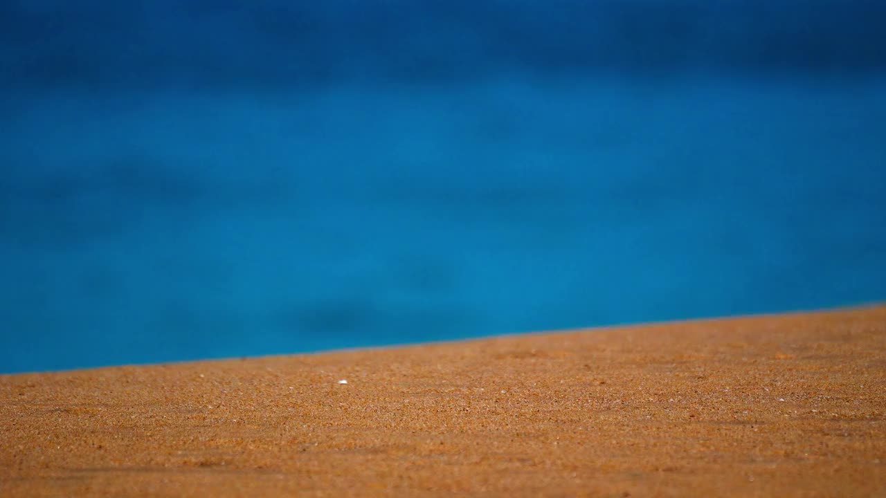 海浪打沙子模糊的背景在沙滩上的海，海滩复制空间仍然视频视频素材